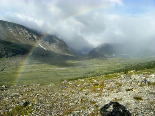 Het wordt een mooie dag, maar toch is het vochtig na de regen van gisteren. En dat zorgt voor een mooie regenboog.