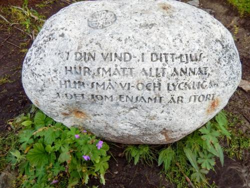 'In uw wind - . In uw licht - . Hoe klein is al het andere, hoe klein zijn wij - en hoe gelukkig in datgene wat het enige grote is'