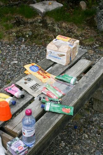 Rond 12:30 zijn we bij de steiger. We hebben nog ruim een uur voordat de boot komt, dus tijd voor lunch ....
