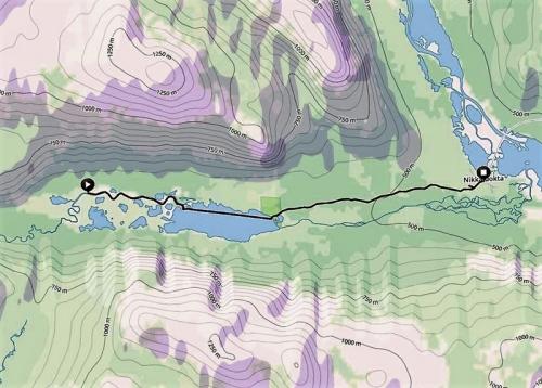 Van de steiger met de boot, via het meer en de nederzetting Láddjujávri naar Nikkaluokta.
